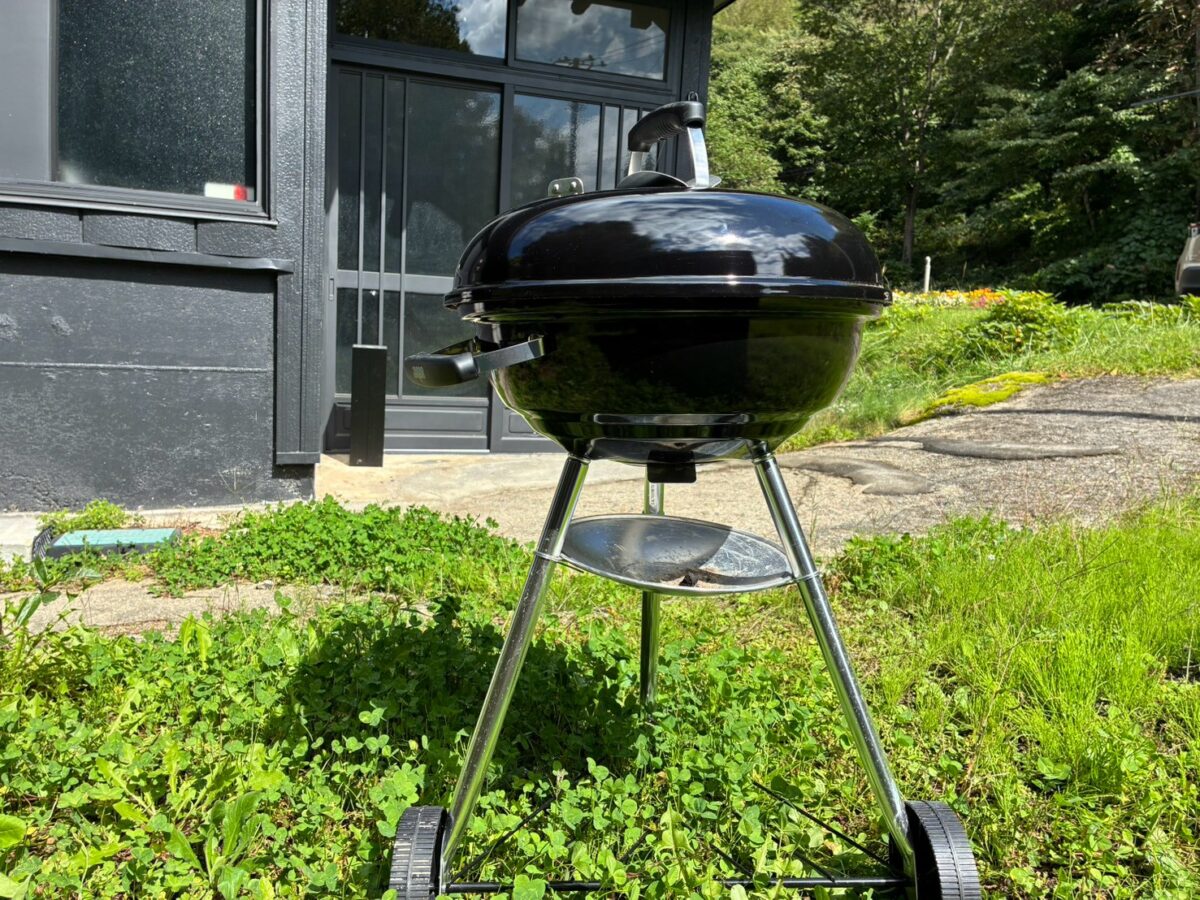 蓋付きの丸型炭火BBQコンロ