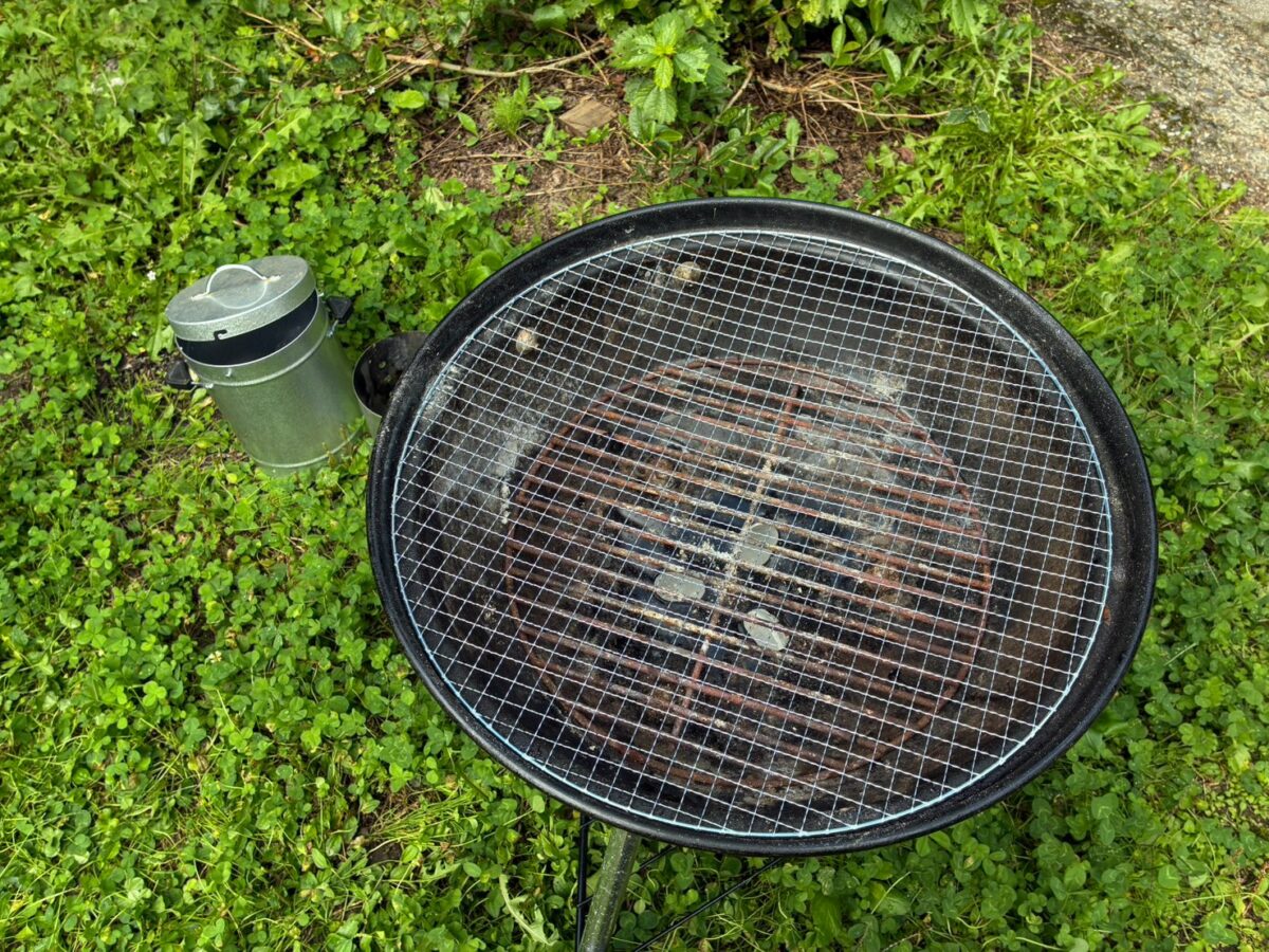 BBQコンロに取り付けた交換用の焼き網